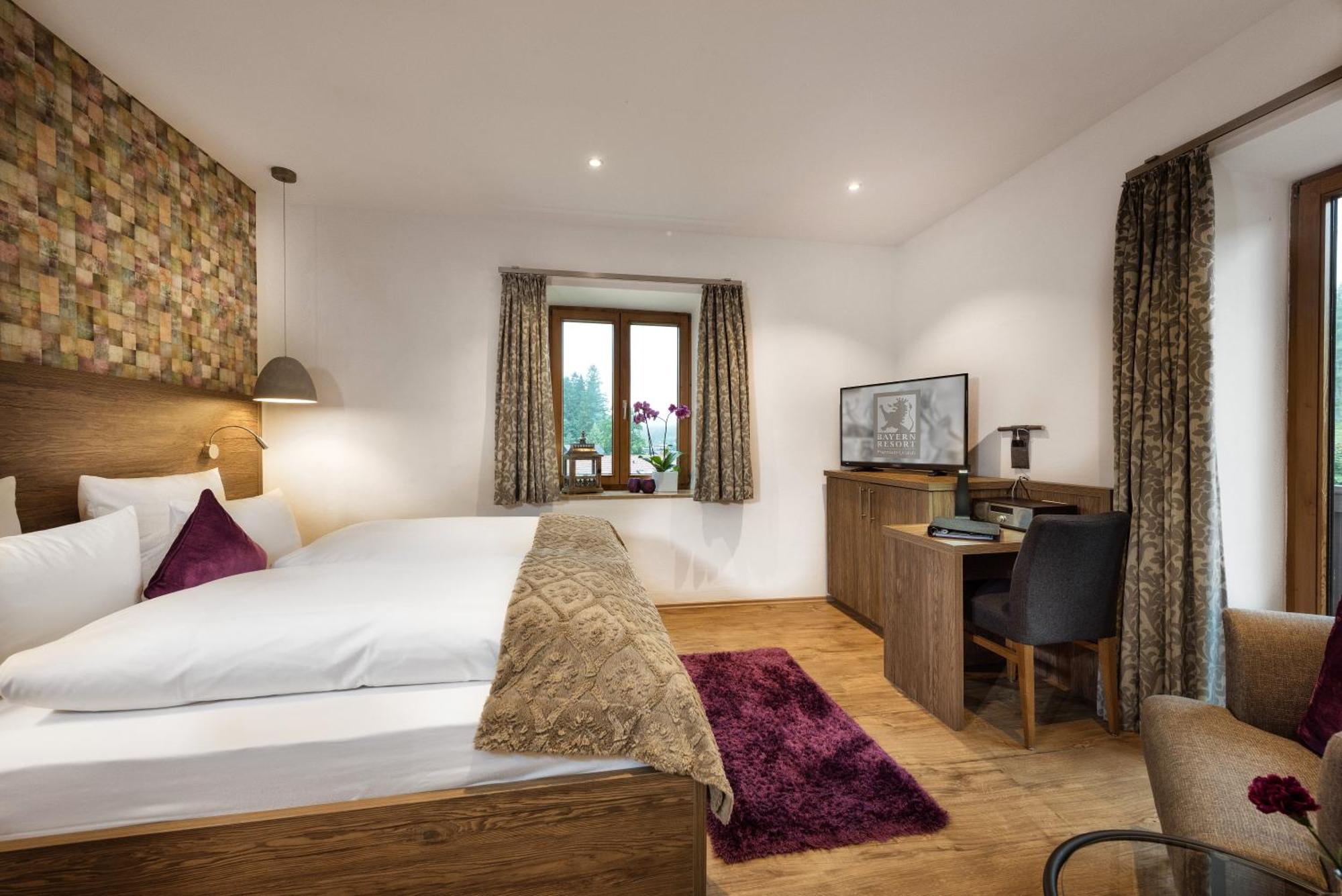 Bayern Resort Hotel - Adults Only - Mit Zugspitzblick - Eibsee-Naehe - Wellnessbereich - Naturpool Im Sommer Grainau Exterior foto