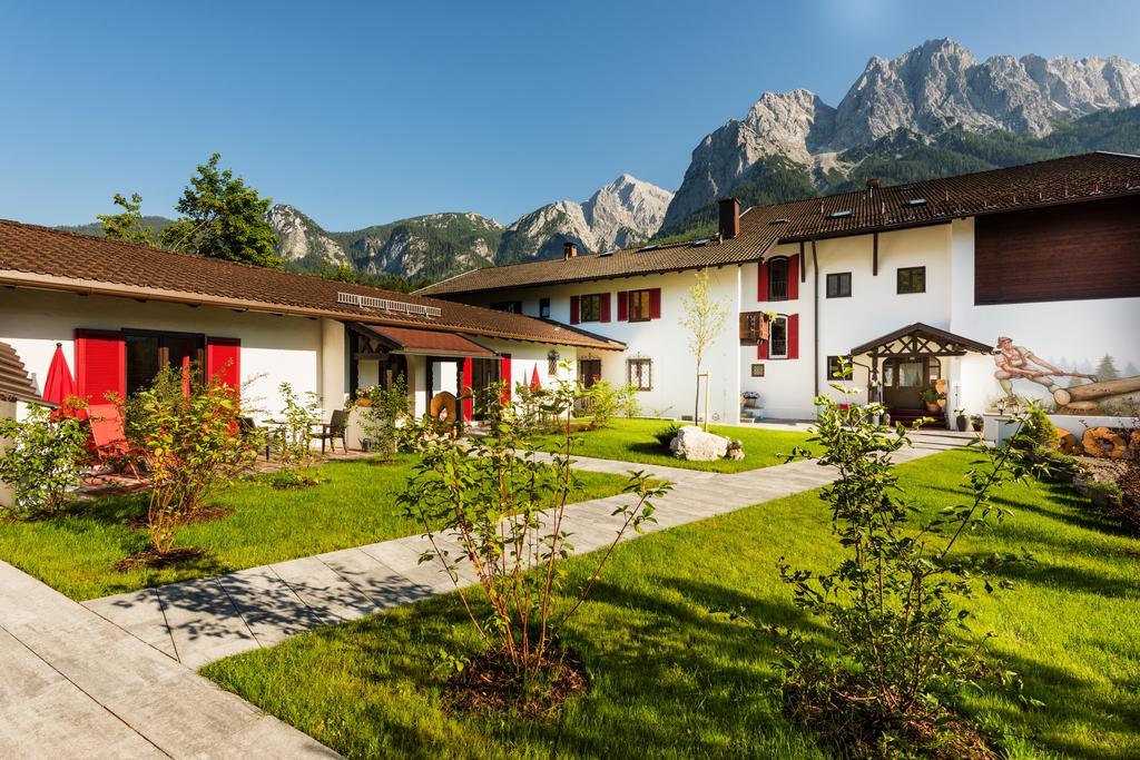 Bayern Resort Hotel - Adults Only - Mit Zugspitzblick - Eibsee-Naehe - Wellnessbereich - Naturpool Im Sommer Grainau Exterior foto