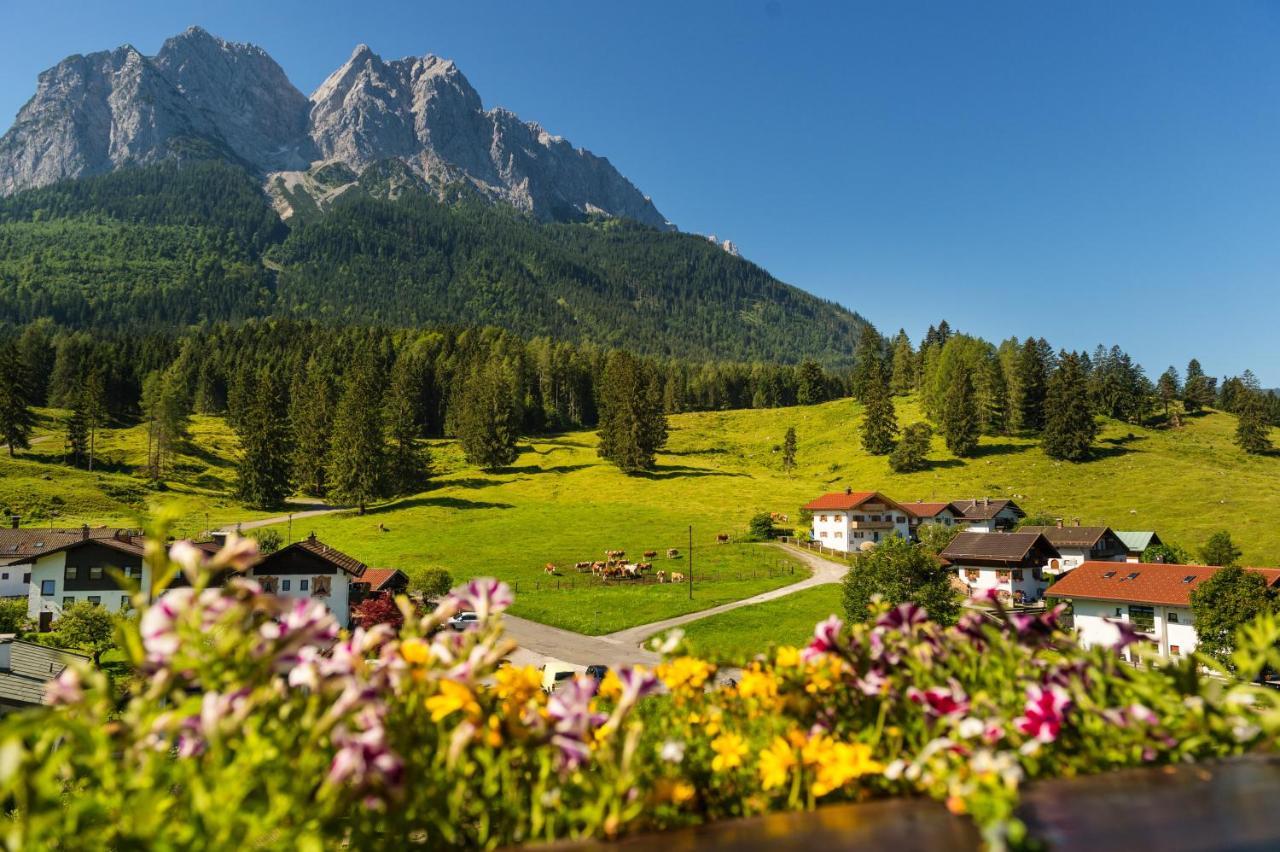 Bayern Resort Hotel - Adults Only - Mit Zugspitzblick - Eibsee-Naehe - Wellnessbereich - Naturpool Im Sommer Grainau Exterior foto